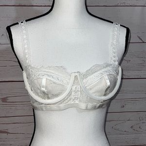 SHEIN bustier style underwire lace bra with adjustable straps. #madonnavibes